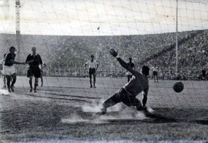 Pairoux convierte el segundo gol granate en cancha de Independiente.