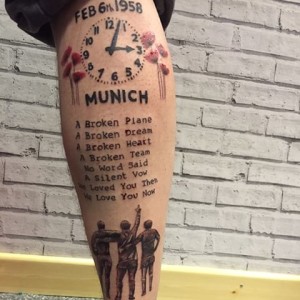 Un fanático del Manchester con un notable tatuaje conmemorativo de la tragedia.