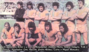31 de octubre de 1976. Camiseta naranja. Enorme victoria de Banfield en el Monumental. El primer gran partido del Pampa. 