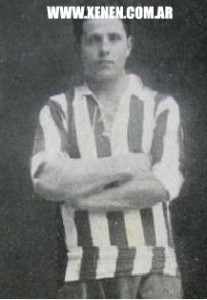 Una joya del archivo Xenen. Bernabé de pibe, con la camiseta de Newbery de Rufino. Fue su primer club. 