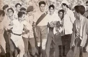Año 1933. Bernabé rodeado de pibes. El fenómeno popular más grande de aquellos días. Hoy no se dimensiona lo que significó Bernabé para el fútbol argentino.
