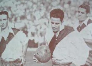 Un Bernabé ya veterano ingresa al campo de juego de Tagle y Alvear.