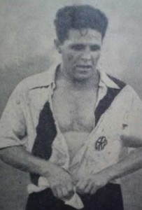El pecho abierto, la camisa de seda y la banda roja que volvió a ser parte de la indumentaria en aquel 1932. Mítico, porque nunca un jugador había ganerado tanta revolución como Bernabé Ferreyra.
