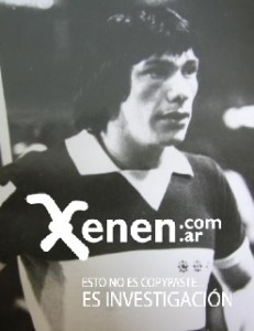 El Cholo con una camiseta de Boca muy especial. Con la azul y oro jugó 37 partidos, marcó 8 goles. En Copa Libertadores, 8 partidos con un gol. Marcó un gol en la Copa Interamericana.