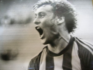 La boca llena de gol. El festejo de uno de sus 30 goles con la camiseta de Rosario Central. Un delantero que dejó un recuerdo imborrable. 