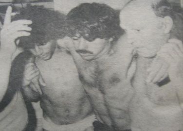 5 de febrero de 1983. La foto que habló el país. El plantel de Sarmiento llegó a Santa Fe para jugar un partido decisivo ante Unión. En el vestuario, los jugadores verdes se descomponen. De la Llera es retirado y no podrá jugar el partido.