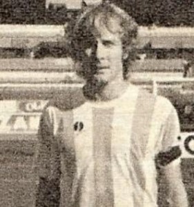 Identikit de Marcelo Firpo: ació en Quilmes (Buenos Aires) el 27 de Diciembre de 1955 Debutó en 1975 en Quilmes AC debido a la huelga de Profesionales, jugando un encuentro. En 1976 pasó a Atlético Concepción, donde jugó el regional. Entre 1977 y 1978 militó en Ñuñorco de Monteros. Fue considerado el mejor jugador de la liga tucumana y fue seleccionado para le combinado provincial. En 1979 fue transferido a Gimnasia y Esgrima de Jujuy. En el Lobo jugó los torneos Nacionales de 1980, 81 y 1982. Jugó 46 partidos y marcó 2 goles. Entre 1982 y 1983 jugó 39 encuentros en Argentinos Juniors, donde señaló 3 goles. En 1984 jugó el Nacional para Estudiantes de Rio Cuarto, siendo parte en los seis partidos del equipo, y el Metro para Atlanta, con 16 partidos jugados. En 1985 volvió a Quilmes. En segunda división jugó 46 partidos, marcando tres goles. En 1988 jugó el regional sur para Dep. Norte de Mar del Plata 1989 lo encontró en Patronato de Paraná Cerró su campaña en 1990, con la casaca del Club Claypole, en Primera C.