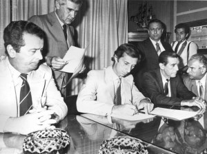 Julio Grondona en 1983. La tarde que firmó contrato Carlos Salvador Bilardo. La AFA no tomó una medida a fondo que reclamaba la sociedad. 
