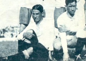 Año 1928. Minutos antes de comenzar un clásico ante Independiente, el ala derecha del ataque de Racing posa para la foto: Natalio Perinetti y Pedro Ochoa. Ambos hicieron historia juntos. Se pueden apreciar los pantalones larguísimos, apenas por sobre las rodillas.