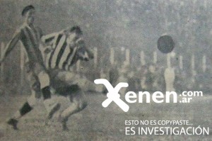 12 de junio de 1932. El debut de los paraguayos. El remate de Carlos Peucelle ante la marca de Pablo Ramírez.