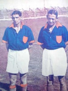 De la Mata y Gabino Sosa. La camisa de Central Córdoba de Rosario. 
