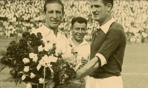 José María Minella y José Nasazzi. Capitanes de Argentina y Uruguay. Final del Sudamericano 1935. Luego de seis años, en Lima regresaba la competencia continental. 