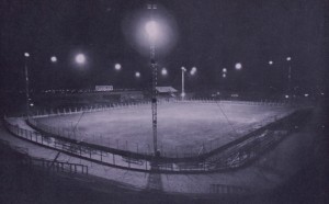 El Gasómetro vacio e iluminado. El Sudamericano 1937 fue el primero que se jugó en horario nocturno. 