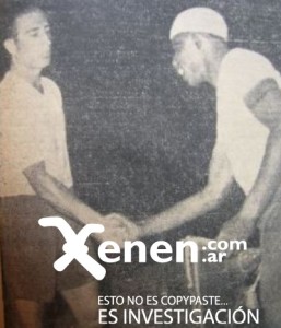 El tenso saludo entre los capitanes Enrique Guaita y Barbosa. El partido se desmadró en escándalos. Una final, que ocho décadas más tarde, es leyenda. 