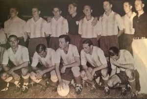 30 de enero de 1937. El equipo que venció 1 a 0 a Brasil, permitiendo el desempate. Tres veteranos Profesores en el equipo titular: Guaita, Scopelli y Zozaya. Varallo y el Chueco miran para abajo. La pelota blanca para jugar de noche. 