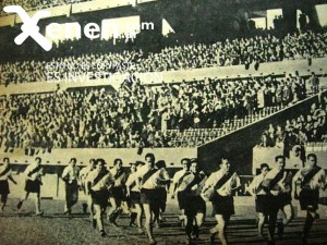 Sale River a la cancha. Encabezados por José María Minella, pelota en mano. Delirio en las tribunas del nuevo estadio.