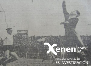 La proximidad de Evaristo Barrera pone en peligro la meta calamar, defendida por Oscar Bermúdez.