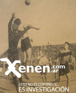 7 de septiembre de 1941. En Caballito, y con una mano de Moreno sobre la hora, River derrotó 2 a 1 a Ferro Carril Oeste. En la foto, el salto de Sebastián Gualco y Pedernera. El futuro cambio de posición de Adolfo será vital para la creación de aquella mítica delantera.