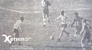 Esto era aquel Racing. Roberto Perfumo, defensor, con la pelota. Su apoyo es un delantero, Yaya Rodríguez. Aquella tarde, Racing venció 1 a 0 en Arroyito. 
