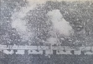 Bombas de estruendo y papelitos para recibir a Racing en Núñez. 