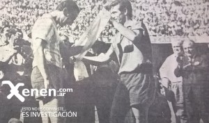 Roberto Anibal Tarabini le xx la faja de campeón al Bocha Maschio. Así se vivió el clásico de Avellaneda: con total confraternidad. 
