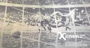 Poletti vuela pero nunca llegara. El remate de Martinoli será el tercer gol de la Academia.
