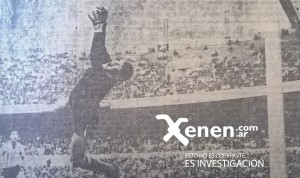 Vuela Navarro, arquero quemero. El remate de Martinoli se irá por sobre el travesaño. Racing derrotó 2 a 0 Huracán y era único líder del campeonato. 