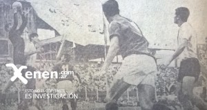 Agustín Cejas descuelga en lo alto acompañado por el Panadero Díaz. Villaga, camiseta 11 velezana. Roberto Perfumo y Curia en primer plano. Empate en Liniers. 