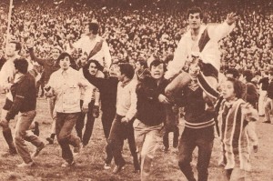 El festejo de Bargas es el de todo Chaca. Campeón del Metro 69 goleando 4 a 1 a River en la final.