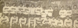 Comienzo de una década difícil. 26 de septiembre de 1971, el plantel de Platense formado. Los viejos tablones de Manuela Pedraza y Crámer en su función final. Descenso y sin cancha. 