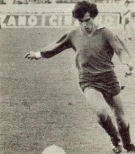 25 de junio de 1972. Bochini, 18 años y mucho pelo, maniobra en el Monumental. Su debut en Primera. 