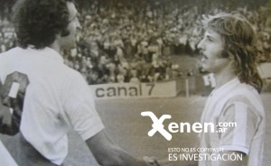 28 de abril de 1974. Carlos Morete felicita a Nito Trossero: acababa de convertirle tres goles a los millonarios. 