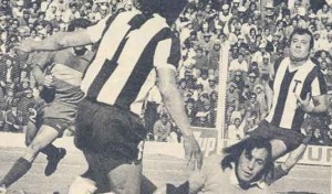 Gol tallarín en el Nacional 74. Willington convierte ante la presencia de Humberto Taborda.