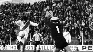 Uno de los siete goles que Juanchi Taverna le convirtió a Puerto Comecial. Récord en Primera División.