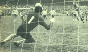 El penal convertido por Nicolau. El primero de Boca Juniors en una tarde inolvidable. 