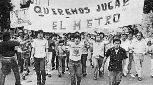 Manifestación de hinchas tallarines: querían jugar el Metropolitano. O sea: el profesionalismo porteño.