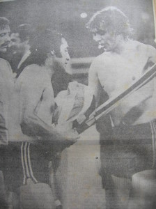 Año 1981. Orte cambia la camiseta con un rival. 