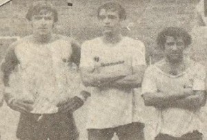 Junto a dos chicos que llegaron juntos a la Primera: Castelló y Urán. ¡Mirén esas ropas! Racing era un caos total. No había nada.