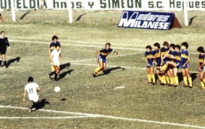 Gol de Pinino Más a Boca Juniors. Un clásico. Esta vez vistiendo la camiseta de Mariano Moreno de Junín. Año 1982.