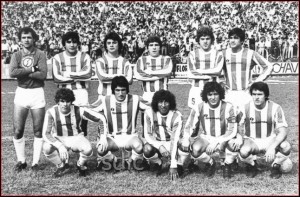 San Martín de Tucumán, de gran campaña en 1982: Puentedura, Millicay, Robles, Macat, Roman, Urquiza. Abajo: Torales, Palomba, Agüero, Eusebio Roldan, Bassita.