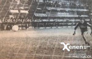 3 de agosto de 1983. ¿Alguien pudo interesarle el partido? Diego Castelló convirtió un golazo desde mitad de cancha que sorprendió a Hugo Gatti, como se ve en la foto. 