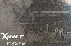 20:50. La tercera bengala casi le pega al jugador Abel Álvez. 