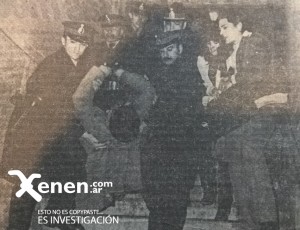 El cuerpo de Basile es retirado por cinco policías. Junto a ellos, un amigo y la novia del asesinado.