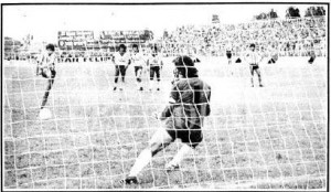Marcos Capocetti convierte el penal del triunfo y permanencia tatengue. Año 1983.