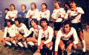 Estudiantes de La Plata formado antes de la final jugada en Avellaneda. Los Pinchas ganaron el Nacional 1983.