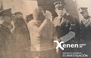 Lunes 8 de agosto. Los detenidos salen encapuchados de la comisaría 24.