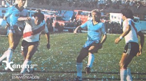 10 de abril de 1983. El Tolo Gallego rompe un ataque celeste. Junto al campeón del mundo, Husillos y Orte. 