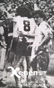 28 de agosto de 1983. Bajo la lluvia, victoria de Racing 1 a 0 sobre Huracán. Félix mira cámara festejando su gol. 