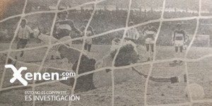 31 de julio de 1983. Juan Carlos Zubkzuk le ataja un penal a Ricardo Aniceto Roldán. Un triunfo que motivó que una multitud de hinchas fueran a la Bombonera. 