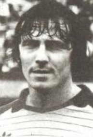 16 de octubre de 1983. ¡Sin bigotes! El día de su debut ante Argentinos, en 1983. Hacía dos años que ya hacía banco de Primera. Le tocó el peor momento de Racing en su historia: el descenso.